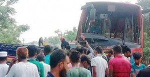 ফরিদপুরে বাসের সঙ্গে পিকআপ ভ্যানের ধাক্কা