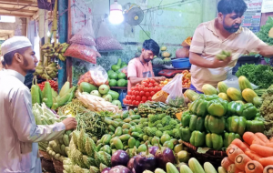 বাজারে বেড়েই চলছে অস্থিরতা