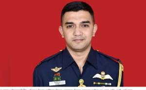 চট্টগ্রামের পতেঙ্গায় কর্ণফুলী নদীতে বিধ্বস্ত বিমানবাহিনীর প্রশিক্ষণ বিমানটিতে আগুন
