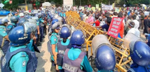 সরকারি চাকরিতে  বয়সসীমা ৩৫ বছর করার দাবিতে পুলিশের বাধার মুখে পড়েন আন্দোলনকারীরা