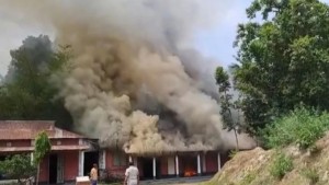 হঠাৎ স্কুলে আগুন, শ্রেণিকক্ষ পুড়ে ছাই