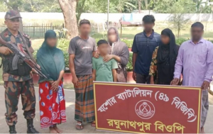 যশোরের বেনাপোল পোর্ট থানার রঘুনাথপুর সীমান্ত দিয়ে অবৈধ অনুপ্রবেশকালে আটক ৮