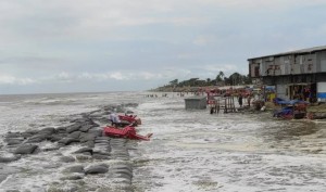 বঙ্গোপসারে ঘূর্ণিঝড় রেমালের প্রভাবে উত্তাল হয়ে উঠেছে সাগর