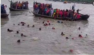 মোংলা নদীর ঘাটে অতিরিক্ত যাত্রী তোলার কারণে নৌকা ডুবি