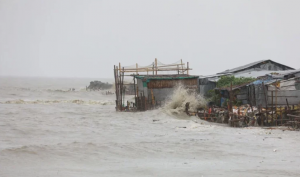 বঙ্গোপসাগরের প্রবল ঘূর্ণিঝড় রেমাল উপকূলে আঘাত হেনেছে