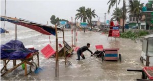 এর প্রভাবে বিভিন্ন এলাকায় জলোচ্ছ্বাস