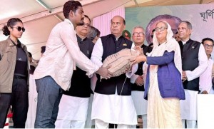 সরকার ও আওয়ামী লীগ ঘূর্ণিঝড়ে ক্ষতিগ্রস্তদের পাশে থাকবে