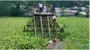 সেতু ভেঙে মাইক্রোবাস খালে