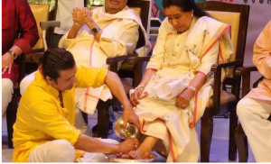 ইন্ডিয়ার কিংবদন্তি গায়িকা আশা ভোঁসলের জীবনী প্রকাশিত