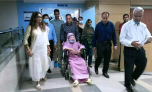 ১০ দিন পর নিজ বাসায় ফিরলেন বিএনপি চেয়ারপারসন খালেদা জিয়া