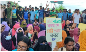 রাবি শিক্ষার্থীদের রেলপথ অবরোধ, সারা দেশের সঙ্গে যোগাযোগ বিচ্ছিন্ন
