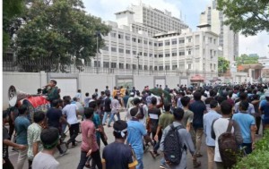 সচিবালয়ের বিভিন্ন গেইটে শিক্ষার্থীদের অবস্থান, জিরো পয়েন্ট অবরোধ