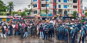 ছাত্র আন্দোলনের গণমিছিল কর্মসূচিতে পুলিশ বাধা দিয়েছে বলে অভিযোগ