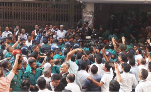 হাসানুল হক ইনুকে লক্ষ্য করে জুতা-ডিম নিক্ষেপ করেছেন বিএনপিপন্থি আইনজীবীরা