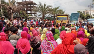 শতাধিক পোশাক-কারাখানায় ছুটি ঘোষণা করেছে মালিক পক্ষ