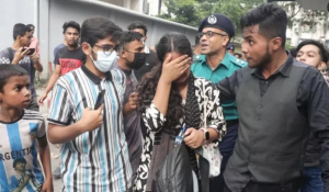 ঢাকা বোর্ডের ফটক ভেঙে বিক্ষোভ, আহত শিক্ষার্থীরা