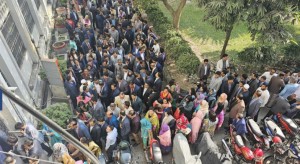 প্রতিবাদে জনপ্রশাসন মন্ত্রণালয়ের সামনে প্রশাসন ক্যাডারদের অবস্থান