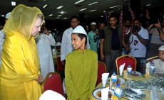 খালেদা জিয়া ইফতার করলেন এতিমদের সঙ্গে