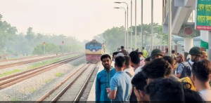 ট্রেনের যাত্রীকে মারধর করায় কর্মচারী বরখাস্ত