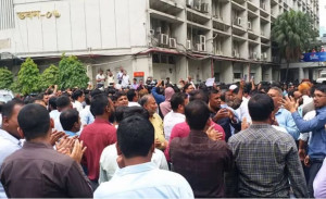 পরিস্থিতি জটিল, প্রশাসনে বিশৃঙ্খলার আশঙ্কা