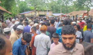 সড়ক বন্ধ করে পশুর হাট, দুর্ভোগে আছে যাত্রীরা