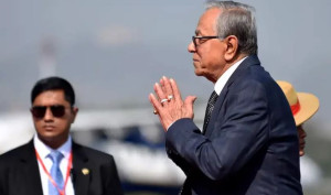‘পালাননি’ প্রমাণ করে দেশে ফিরলেন সাবেক রাষ্ট্রপতি