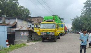 সোনামসজিদ স্থলবন্দরে ‘কমপ্লিট শাটডাউন’, আমদানি-রপ্তানি বন্ধ, ৩০০ গাড়ি অপেক্ষায়