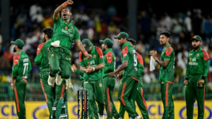 পাওয়ার প্লেতে ব্যাটিং-ঝড় তোলায় দম বন্ধ করা পরিবেশ