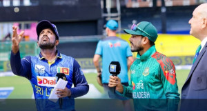 অলিখিত ফাইনালের লড়াইয়ে প্রথমে বল করছে বাংলাদেশ