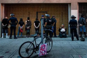 লস এঞ্জেলেসে ফেডারেল অভিযানে প্রায় ৩০ জন আটক