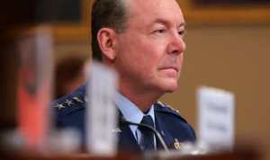 পদচ্যুত হলেন যুক্তরাষ্ট্রের শীর্ষ সামরিক কর্মকর্তা