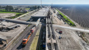 ক্যালিফোর্নিয়ার বহুল আলোচিত বুলেট ট্রেন চালু হতে পারে ২০৩২ সালে, তবে অর্থ সংকট বড় চ্যালেঞ্জ