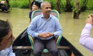 রাতারগুলের প্রকৃতির মাঝে আসিফ নজরুল, মাঝিদের গানে মুগ্ধ