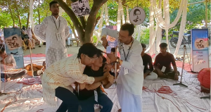 স্মরণানুষ্ঠানে চুল কেটে সংস্কৃতিকর্মীদের প্রতিবাদ