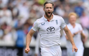 দলে জায়গা না পেয়ে আন্তর্জাতিক ক্রিকেট ছাড়লেন ওকস