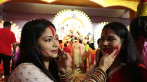 প্রতিমা বিসর্জন আজ, সিঁদুর খেলে দেবীকে বিদায়