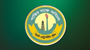উত্তেজিত জনতার রোষে পুলিশের ওপর হামলা, রেহাই পেল না গাড়িও