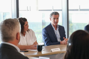 নিউসমের সাবেক চিফ অব স্টাফের বিরুদ্ধে দুর্নীতির অভিযোগে অভিযোগপত্র দাখিল