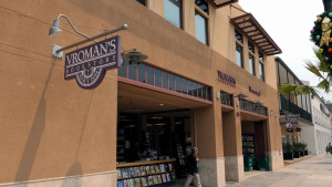 পাসাডেনায় ছুটির উপহার–খাদ্য সংগ্রহে ভ্রোম্যান’স বুকস্টোর