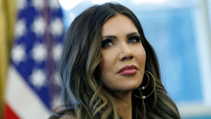 মার্কিন স্বরাষ্ট্র নিরাপত্তা সচিবের দাবি: আরও ভ্রমণ নিষেধাজ্ঞা প্রয়োজন