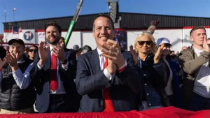 বার্নি মোরেনোর দ্বৈত নাগরিকত্ব নিষিদ্ধের প্রস্তাব নিয়ে বিতর্ক