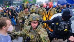 মিনিয়াপোলিসে আইসিইবিরোধী বিক্ষোভে হাজারো মানুষের অংশগ্রহণ, বহুজন গ্রেপ্তার