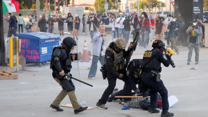 লস এঞ্জেলেসে সপ্তাহান্তে ICE তল্লাশিতে অন্তত এক ডজন মানুষ গ্রেফতার