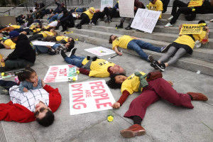 লস এঞ্জেলেসে সড়ক দুর্ঘটনায় ২৯০ মৃত্যুর প্রতিবাদে সিটি হলের সামনে ব্যতিক্রমী ‘ডাই-ইন’ বিক্ষোভ