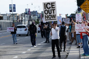মিনিয়াপোলিসে আলেক্স প্রেটির হত্যাকাণ্ডের প্রতিবাদে যুক্তরাষ্ট্রজুড়ে বিক্ষোভ, উত্তাল লস এঞ্জেলেস