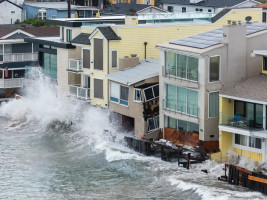 ভয়ংকর ঢেউয়ে ধ্বংস হচ্ছে লং বিচের উপদ্বীপ, শীতের এল নিনোতে আরও বাড়তে পারে বিপর্যয়