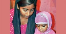 মন্দিরের বারান্দায় মুসলিম শিশুদের কুরআন শেখাচ্ছেন হিন্দু তরুণী