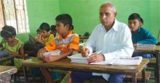 ৬০ বছর বয়সে তৃতীয় শ্রেণির ছাত্র!
