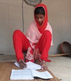 দুই পায়ে লিখে বিউটির জিপিএ-৫