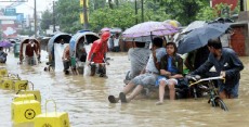 টানা বৃষ্টিতে নগরজীবন স্থবির, কল্পনাতীত ভোগান্তি